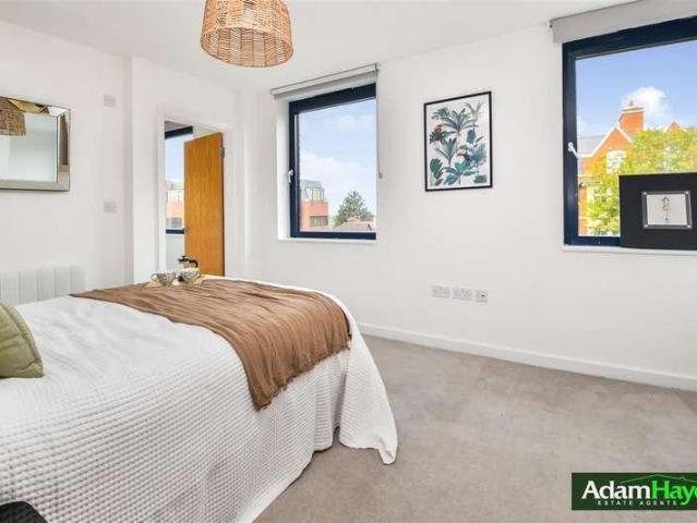 Flat for sale in Whetstone, Greater London