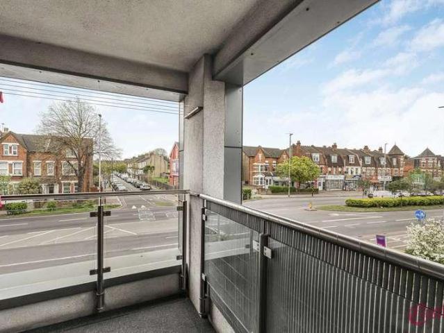 Flat for sale in Bowes Park, Greater London
