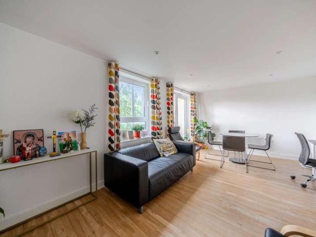 Flat for sale in Horsell, Woking
