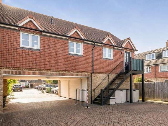 Flat for sale in Walton-on-Thames, Surrey