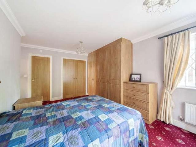 Flat for sale in Pinner, Hatch End