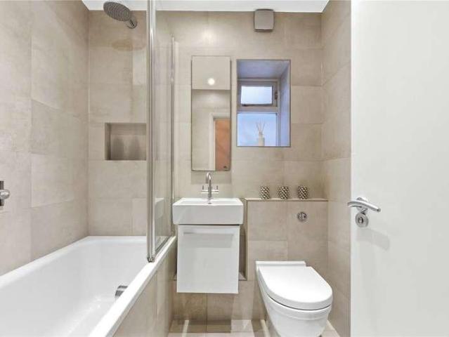 Flat for sale in Clapham Junction, Greater London