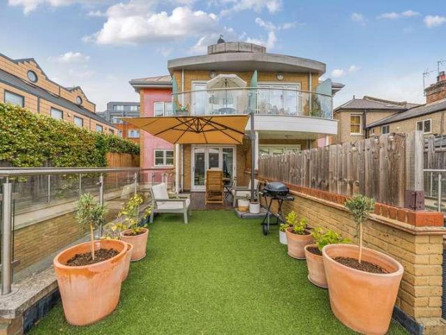 Flat for sale in London Borough of Ealing, Greater London
