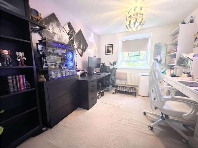 Flat for sale in Heol-las, Surrey