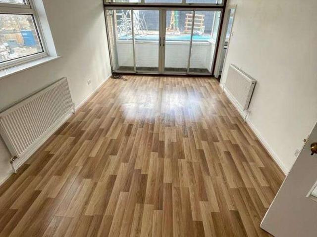 Flat for sale in London Borough of Croydon, Shirley