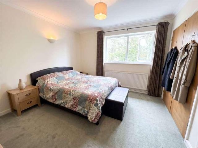 Flat for sale in Sunningdale, Windsor and Maidenhead