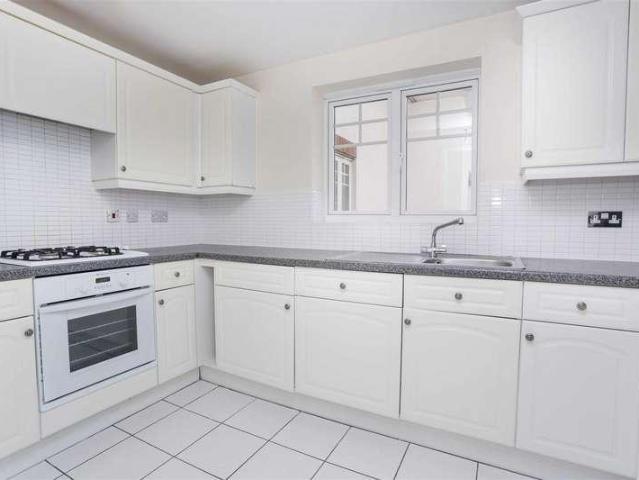 Flat for sale in Hendon, Greater London