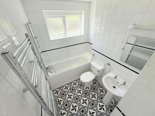 Flat for sale in New Barnet, Greater London