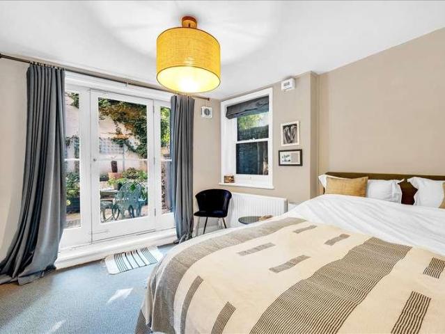 Flat for sale in Shepherd's Bush, Greater London