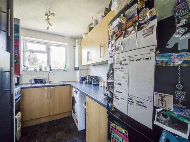 Flat for sale in London Borough of Croydon, Waddon