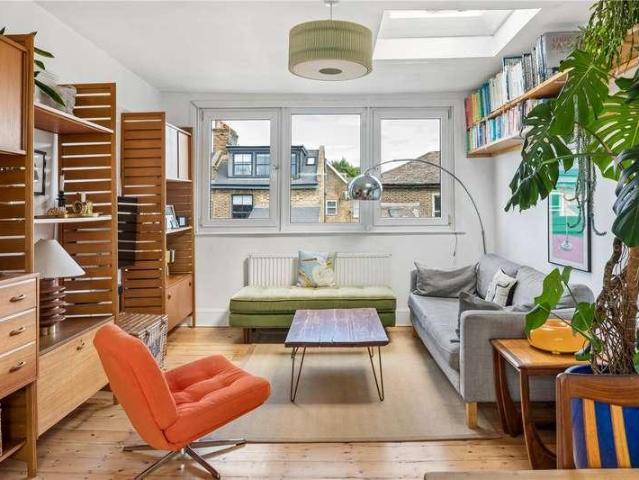 Flat for sale in Brownswood Park, Stoke Newington