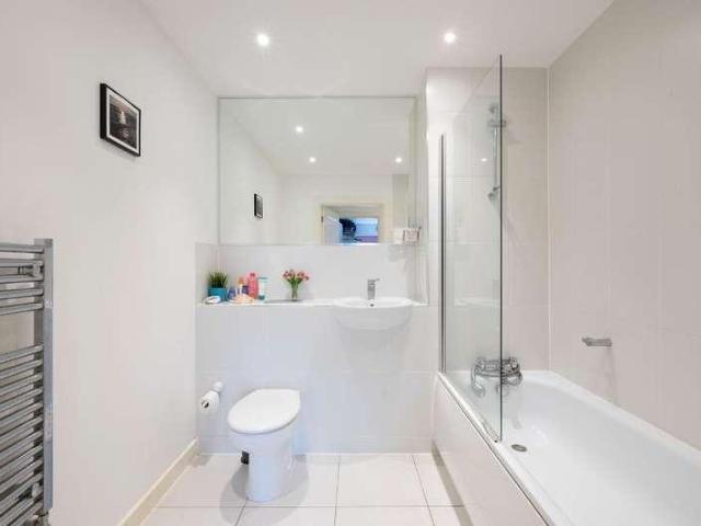 Flat for sale in London Borough of Merton, Merton Park