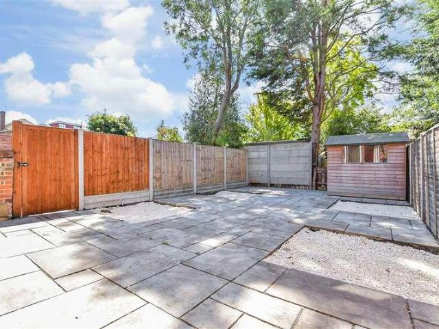 Flat for sale in Woodford Bridge, Greater London