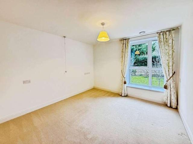 Flat for sale in Buckler's Park, Crowthorne