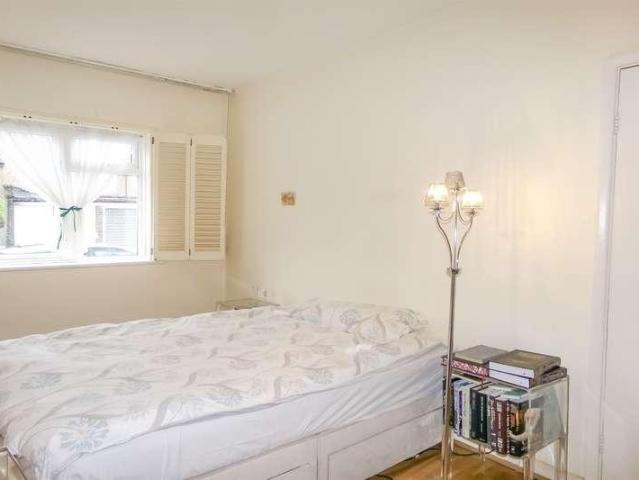 Flat for sale in Temple Fortune, Greater London