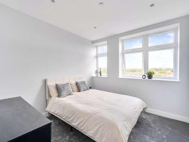 Flat for sale in Stonecot, Greater London