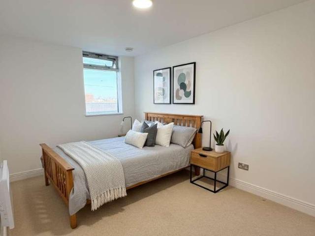 Flat for sale in Stratford Marsh, Greater London