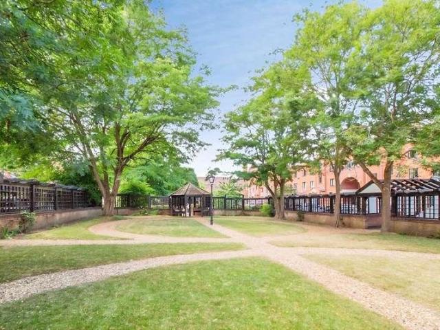 Flat for sale in Newtown, Reading