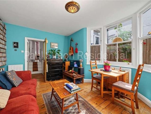 Flat for sale in Harringay, Greater London