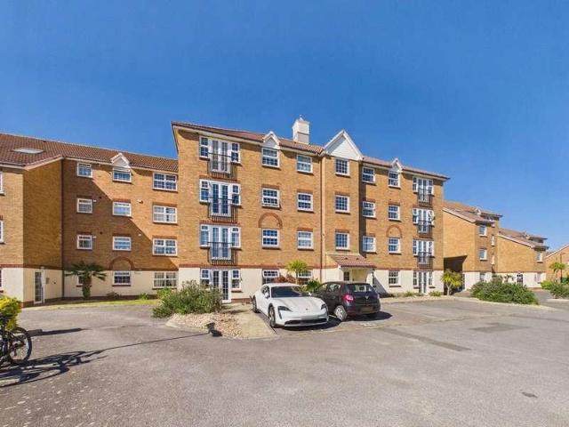 Flat for sale in Fishersgate, West Sussex