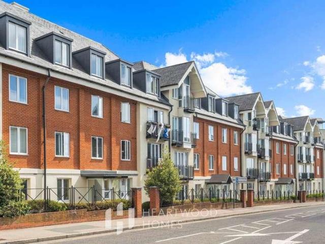 Flat for sale in St Albans, Five Acres