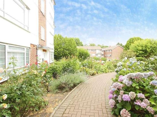 Flat for sale in Southgate, Greater London