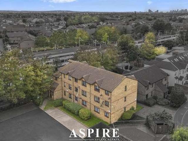 Flat for sale in Goodmayes, Greater London
