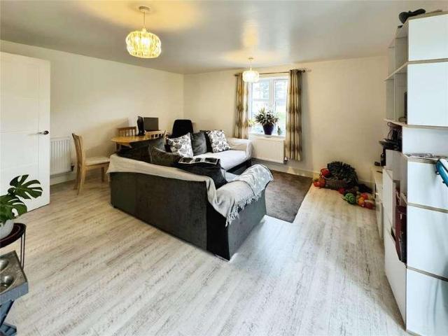 Flat for sale in Wokingham, Emmbrook