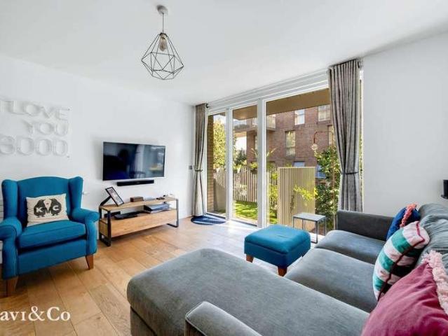 Flat for sale in London Borough of Hounslow, Greater London