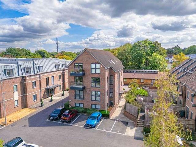 Flat for sale in Bushey Heath, Hertfordshire