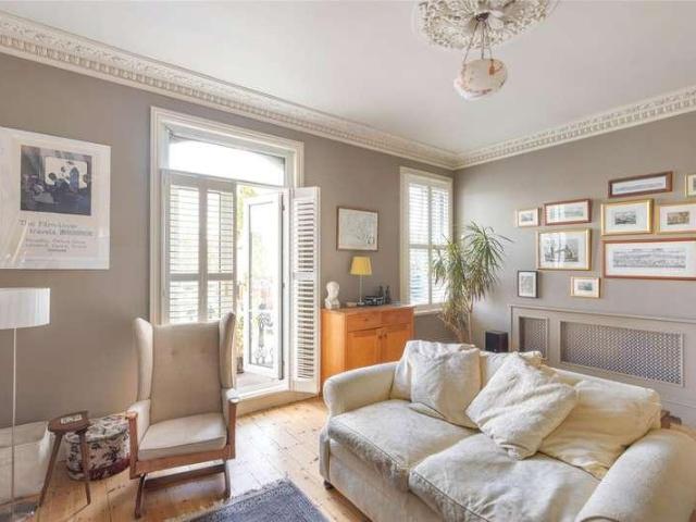 Flat for sale in Oval, Greater London