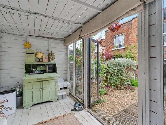 Flat for sale in Finsbury Park, Greater London