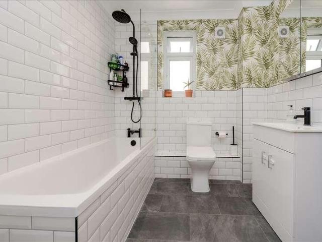 Flat for sale in Shepherd's Bush, Greater London