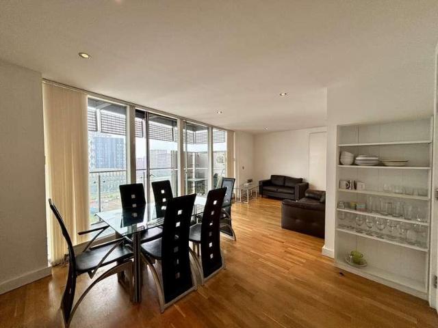 Flat for sale in MediaCityUK, Salford