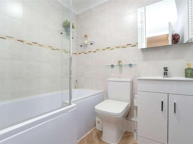 Flat for sale in Burstow, Hillview