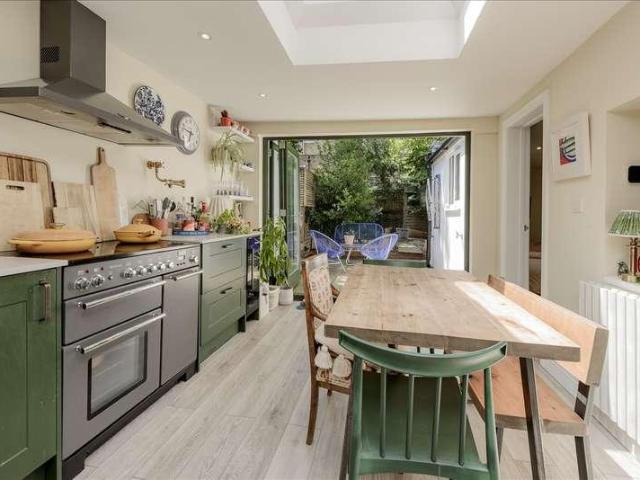 Flat for sale in Shepherd's Bush, Greater London