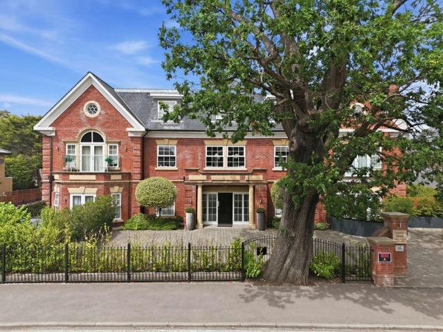 Flat for sale in Hadley Wood, Greater London