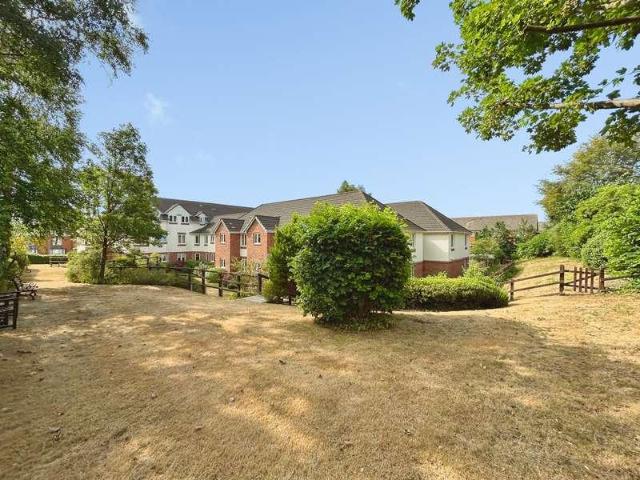 Flat for sale in Fleet, Hart