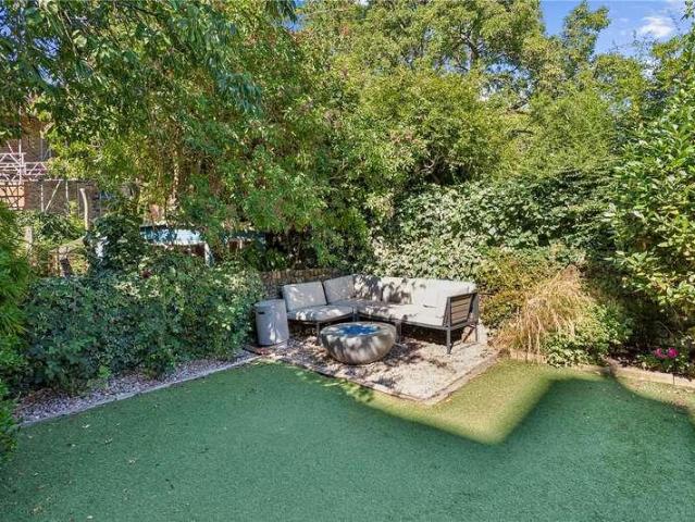 Flat for sale in Highbury, Greater London
