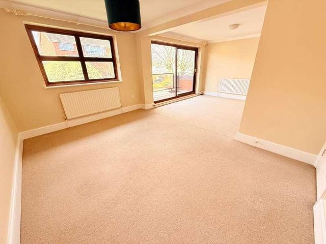 Flat for sale in Southgate, Greater London