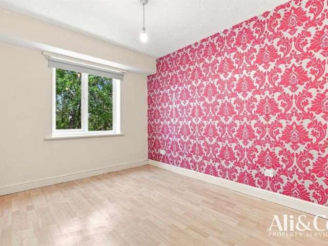 Flat for sale in Grays, Essex
