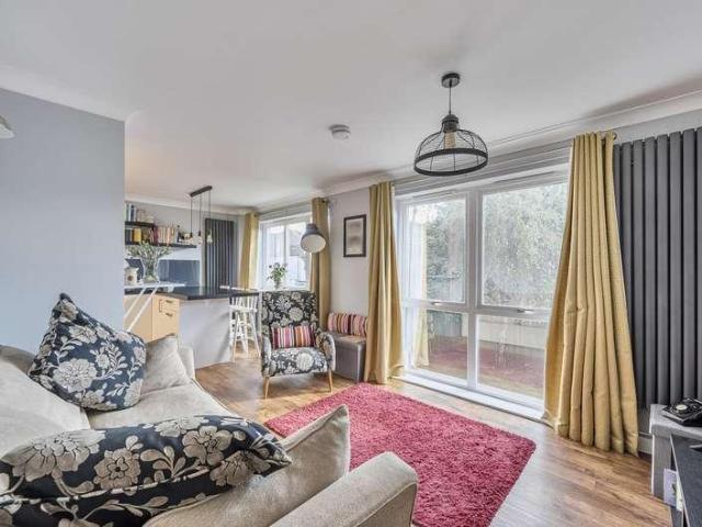 Flat for sale in London Borough of Croydon, Waddon