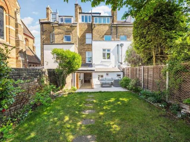 Flat for sale in Surbiton, Surbiton