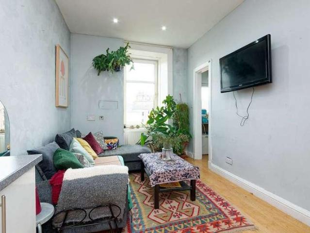 Flat for sale in Shawmoss, Shawlands