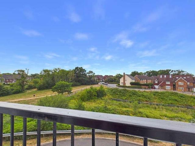 Flat for sale in Andrew's Hill, Horsham