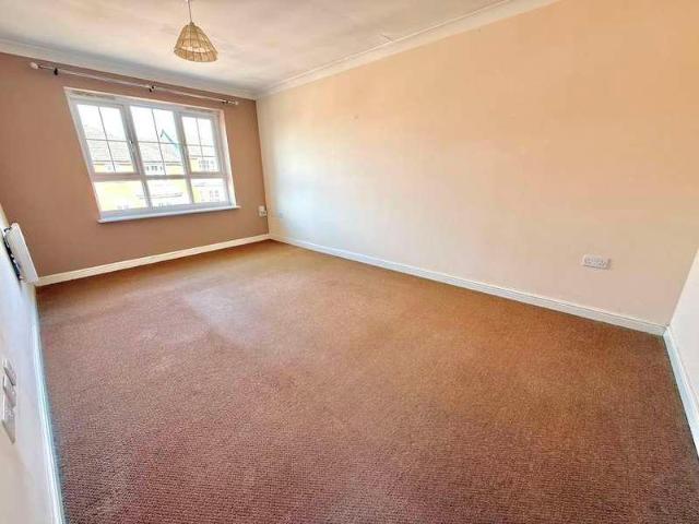 Flat for sale in Dunstable, Bedfordshire