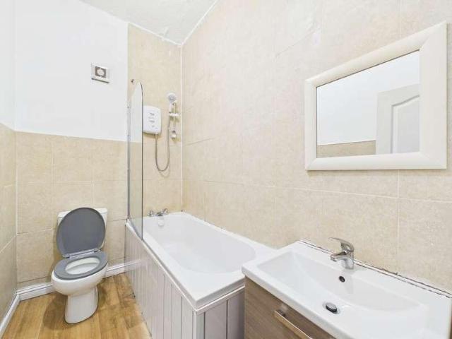 Flat for sale in Castlehead, Glenburn