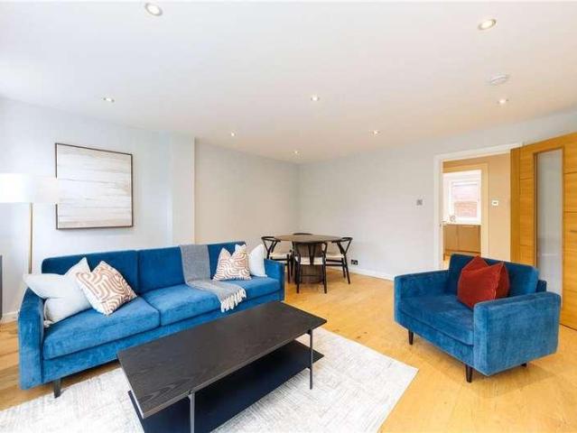 Flat for sale in Battersea, Greater London