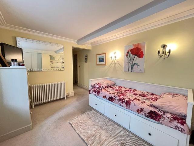Flat for sale in Mid Glamorgan Flat for sale in Mid Glamorgan
