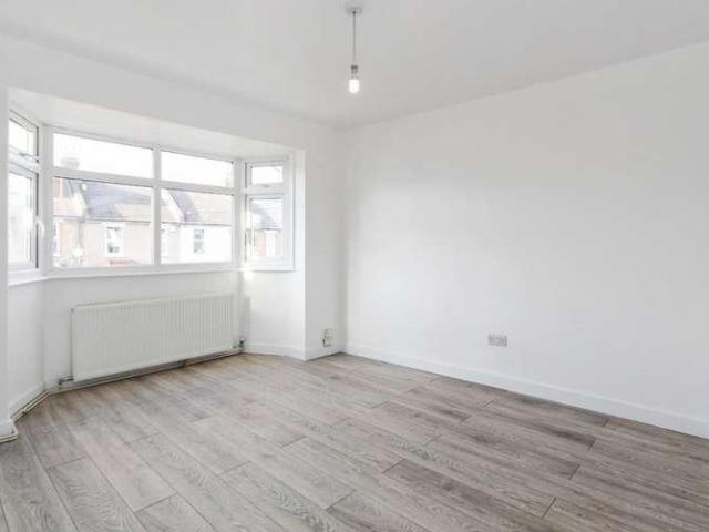 Flat for sale in Bromley Common, Greater London